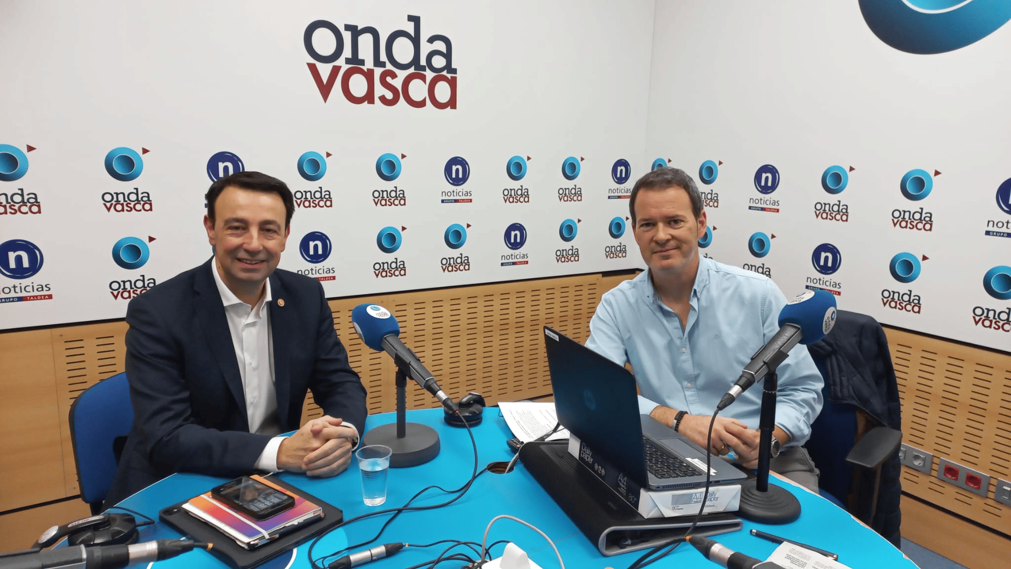 Mikel Torres con Txema Gutiérrez en los estudios de ONDA VASCA