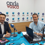 Mikel Torres con Txema Gutiérrez en los estudios de ONDA VASCA