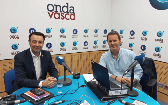 Mikel Torres con Txema Gutiérrez en los estudios de ONDA VASCA