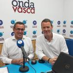Mikel Huizi con Txema Gutiérrez en los estudios de ONDA VASCA
