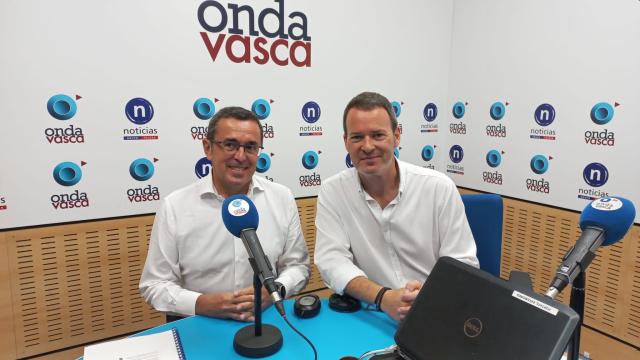Mikel Huizi con Txema Gutiérrez en los estudios de ONDA VASCA