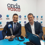 Mikel Jáuregi con Txema Gutiérrez en los estudios de ONDA VASCA
