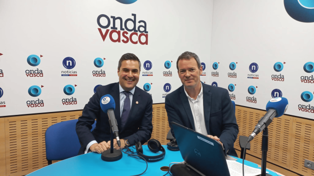 Mikel Jáuregi con Txema Gutiérrez en los estudios de ONDA VASCA Mikel Jáuregi con Txema Gutiérrez en los estudios de ONDA VASCA