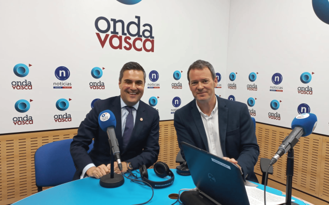 Mikel Jáuregi con Txema Gutiérrez en los estudios de ONDA VASCA