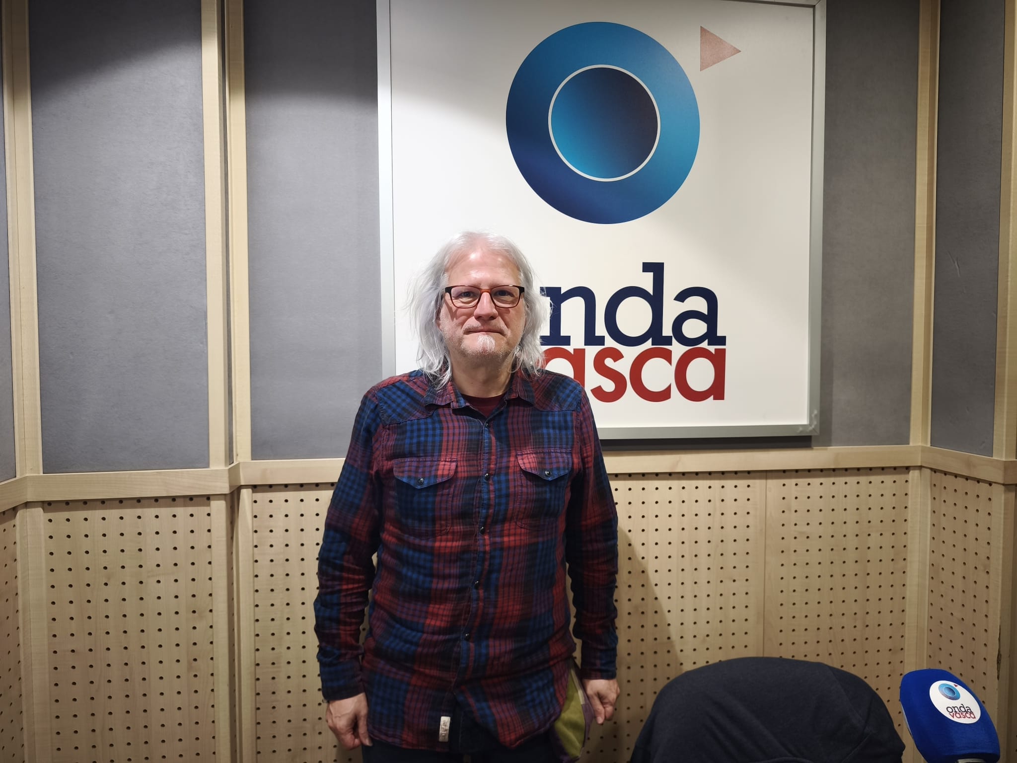 Mikel Markez, en los estudios de Onda Vasca de Donostia.