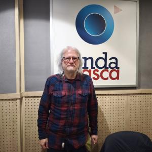 Mikel Markez, en los estudios de Onda Vasca de Donostia.