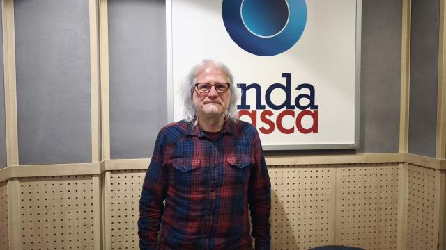 Mikel Markez, en los estudios de Onda Vasca de Donostia.