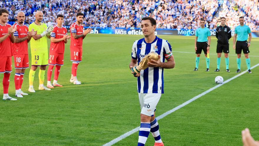 Mikel Oyarzabal, con la copa de campeón del Mundial. REAL SOCIEDAD