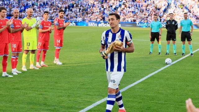 Mikel Oyarzabal, con la copa de campeón del Mundial. REAL SOCIEDAD