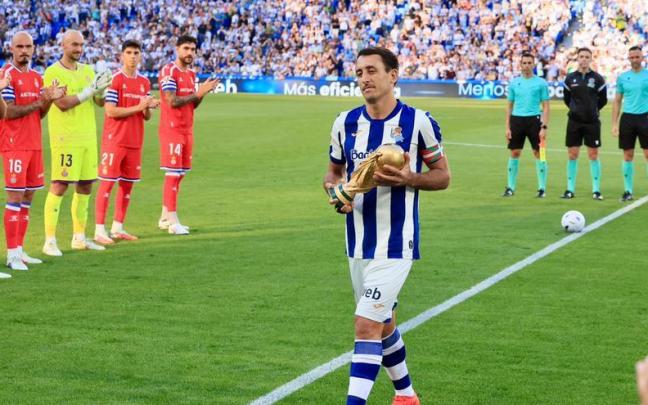 Mikel Oyarzabal, con la copa de campeón del Mundial. REAL SOCIEDAD