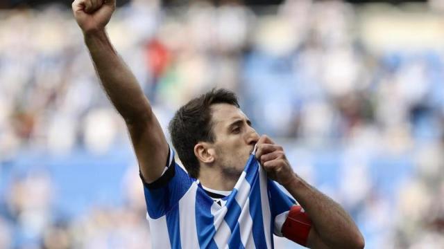Mikel Oyarzabal celebra un gol con la Real. JAVI COLMENERO