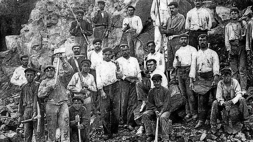 Fotografía de un grupo de mineros tomada a finales del siglo XIX.