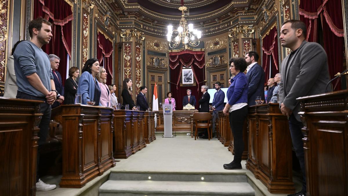 Los concejales del Ayuntamiento de Bilbao, junto a la alcalde, Juan Mari Aburto, durante el minuto de silencio al inicio del pleno repulsa a la mujer asesinada en Bilbao Oskar González E