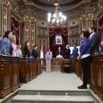 Los concejales del Ayuntamiento de Bilbao, junto a la alcalde, Juan Mari Aburto, durante el minuto de silencio al inicio del pleno repulsa a la mujer asesinada en Bilbao Oskar González E