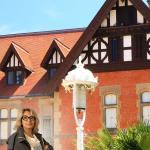 La experta en interiorismo Banca Luango frente al Palacio Miramar de Donostia