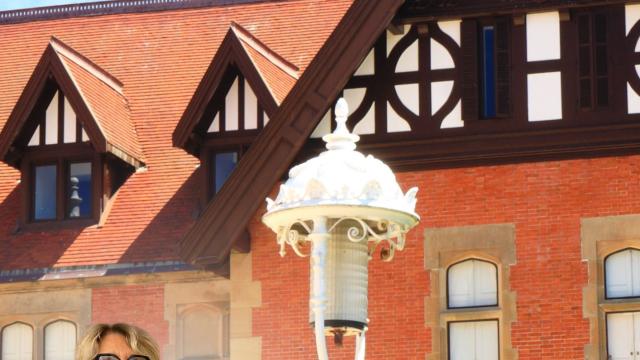 La experta en interiorismo Banca Luango frente al Palacio Miramar de Donostia