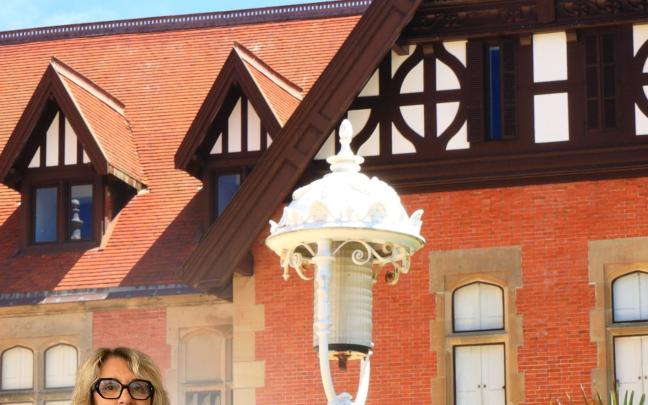 La experta en interiorismo Banca Luango frente al Palacio Miramar de Donostia