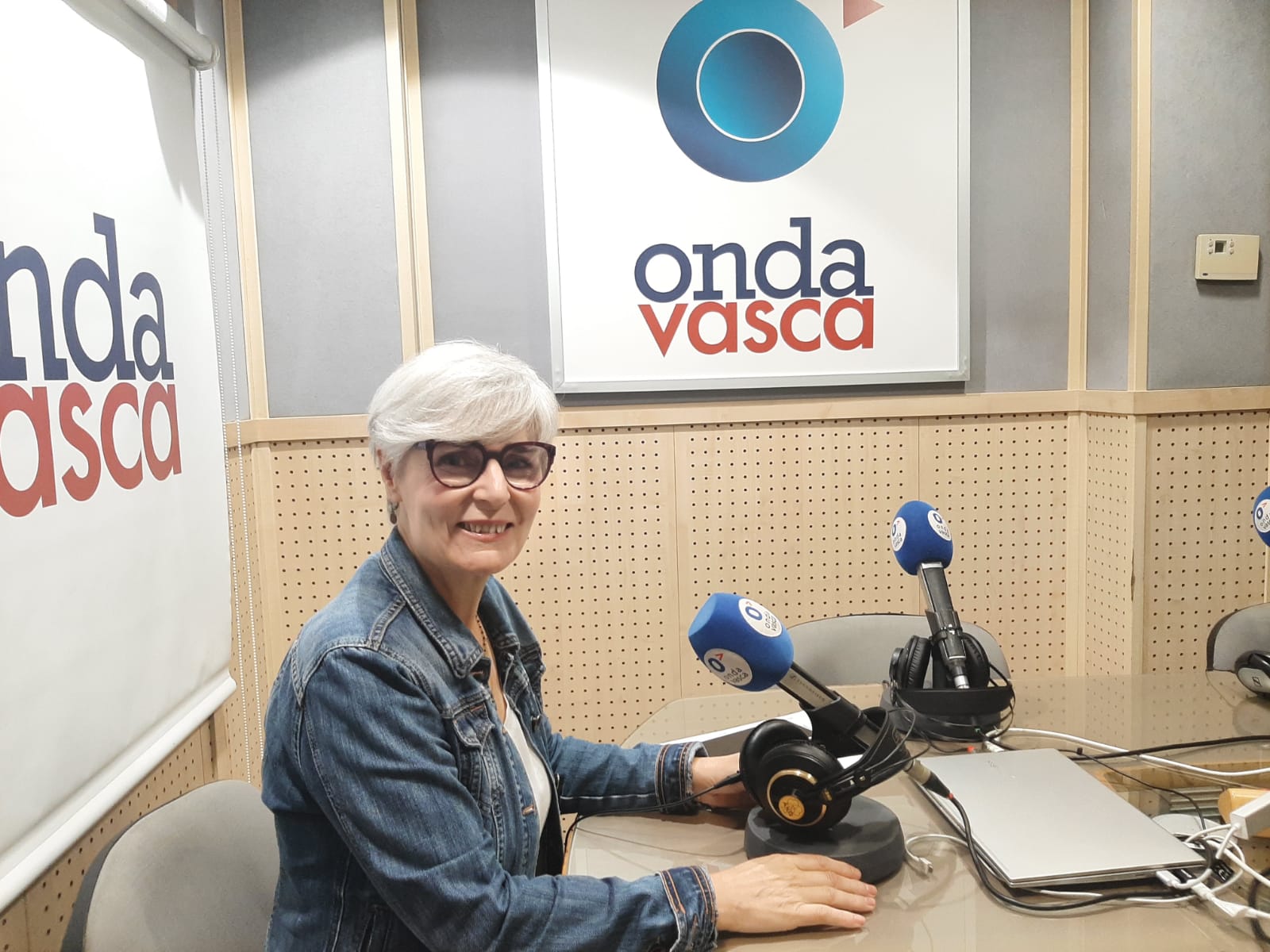 Miren Elgarresta en los estudios de ONDA VASCA