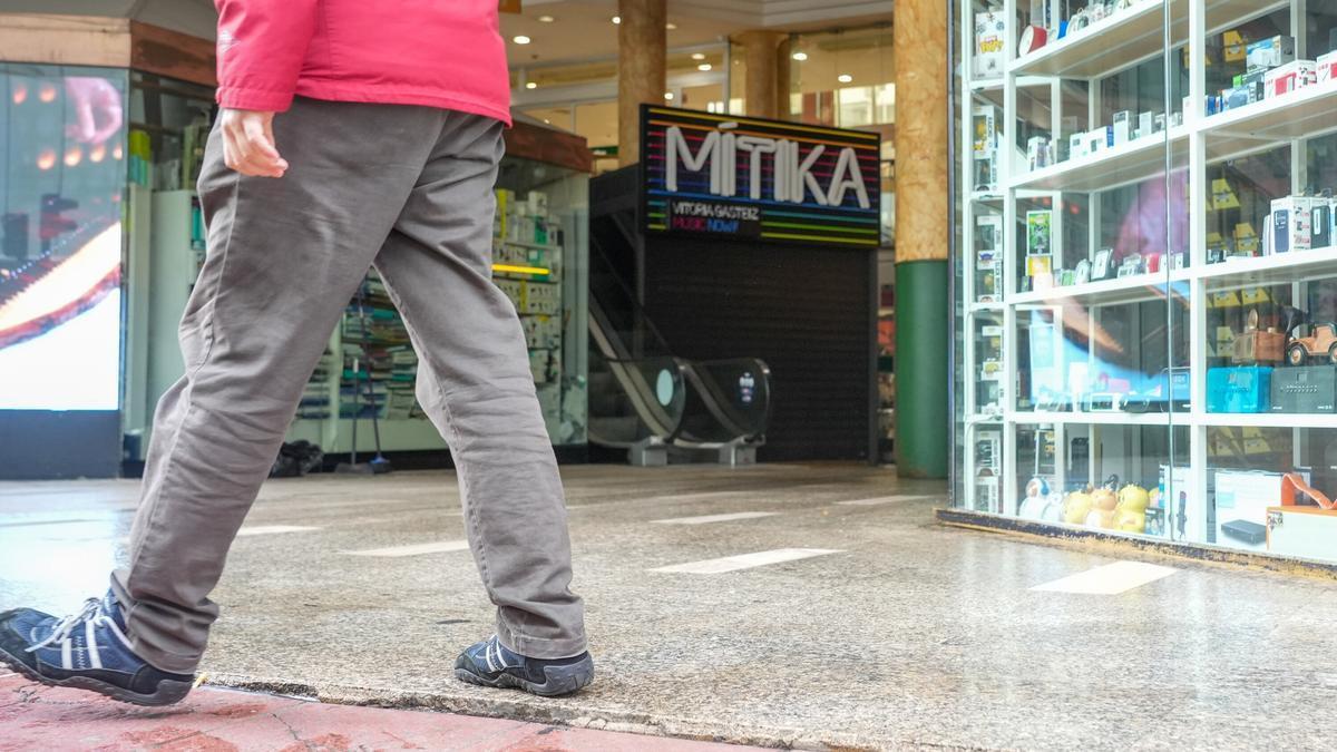 Imagen de la entrada de la sala Mítika de la calle Paz el día después de la muerte de Kerman Villate Jorge Muñoz