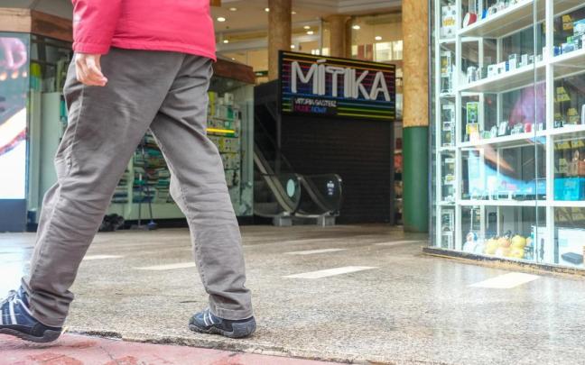 Imagen de la entrada de la sala Mítika de la calle Paz el día después de la muerte de Kerman Villate Jorge Muñoz