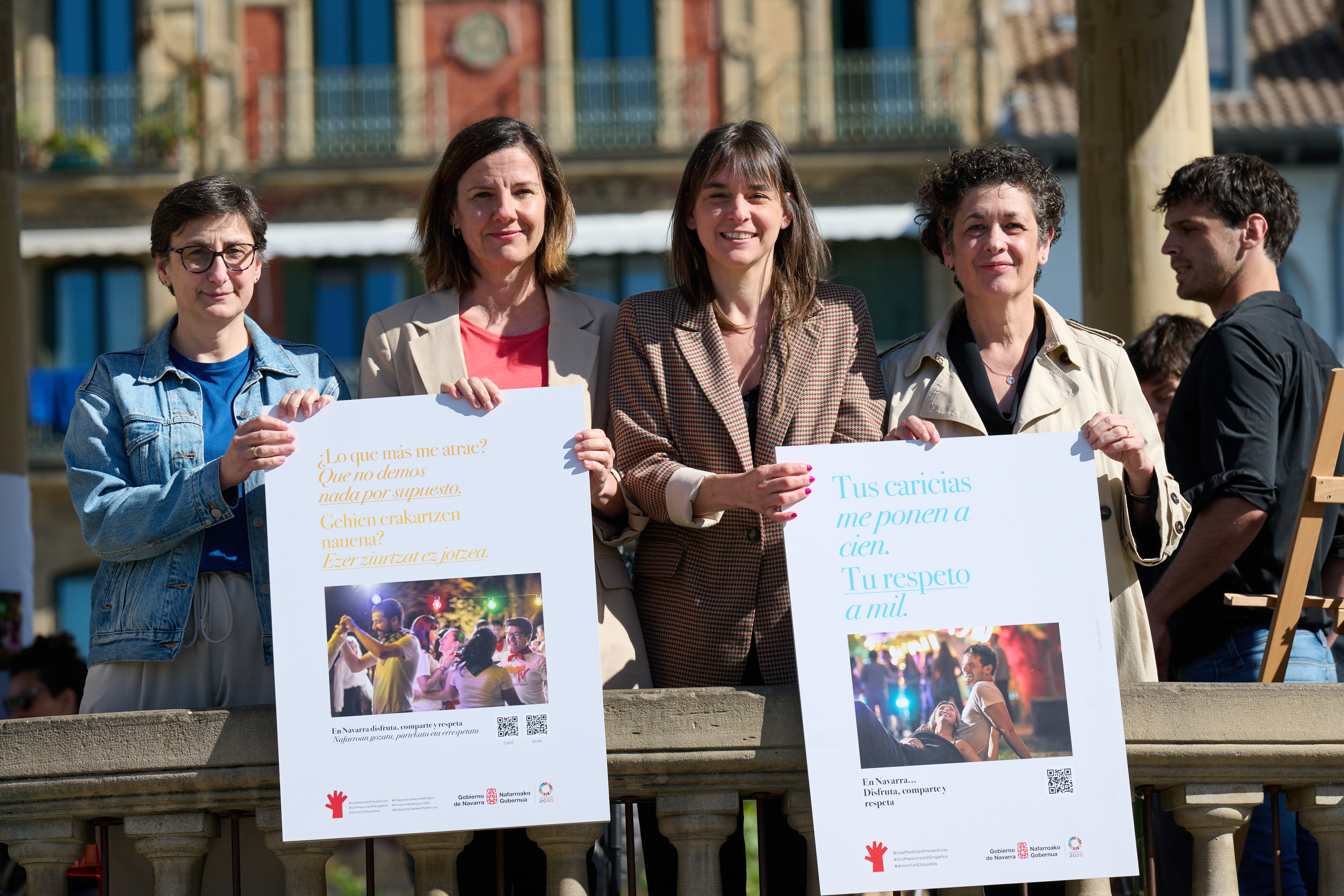 Representantes institucionales durante la campaña de este verano para prevenir las agresiones machistas en fiestas. Foto: Gobierno de Navarra