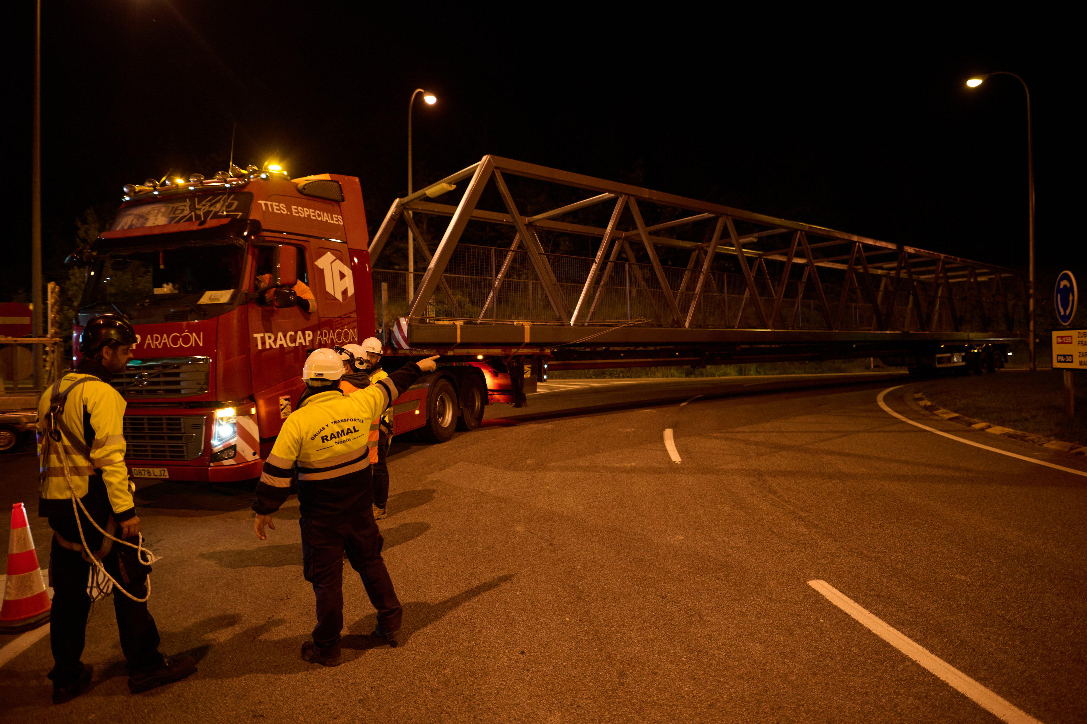 Colocación de la pasarela entre Arre y Villava.
