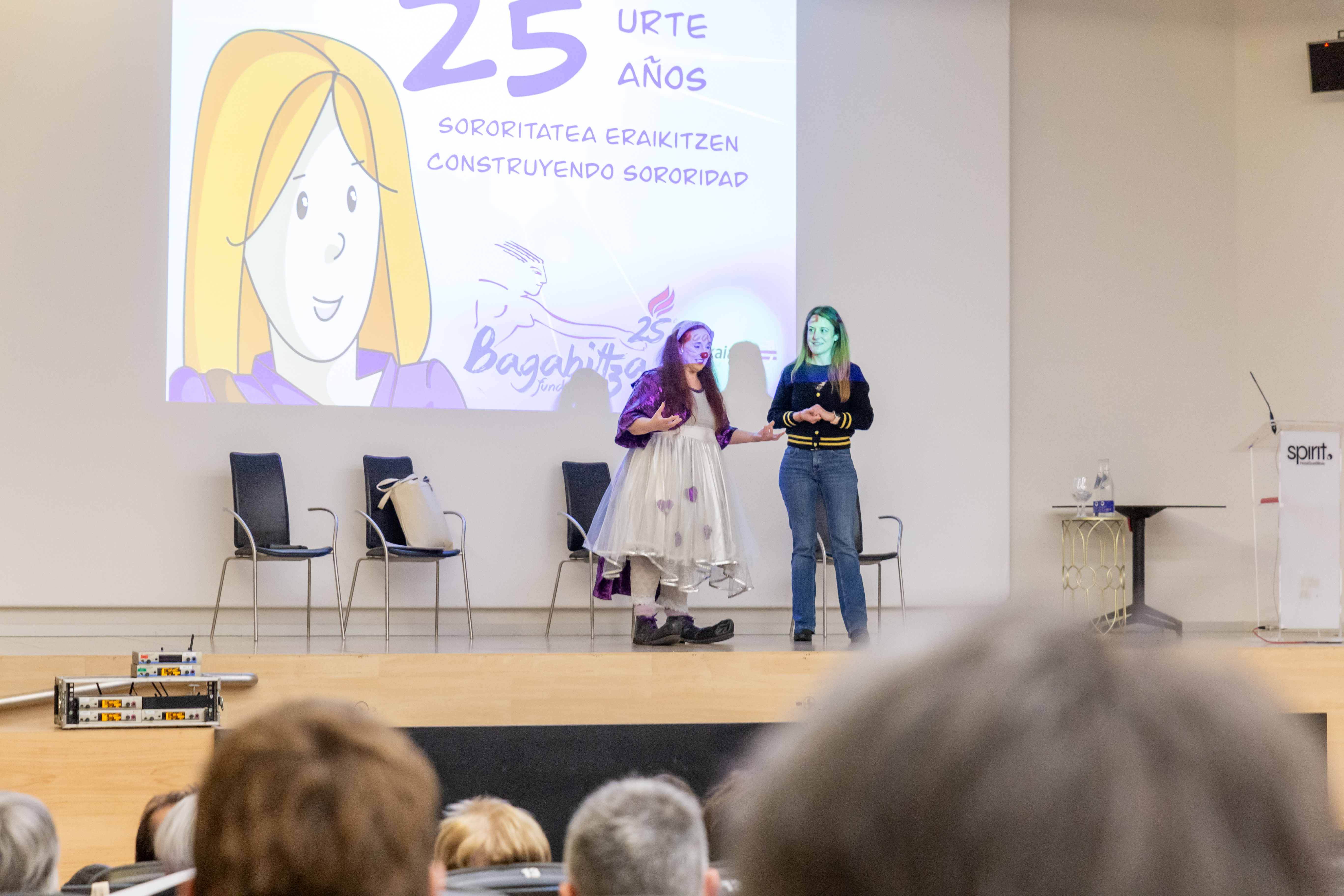 La jornada de aniversario también contó con momentos de humor, con Virginia Imaz, klown y premio Emakunde, 2017