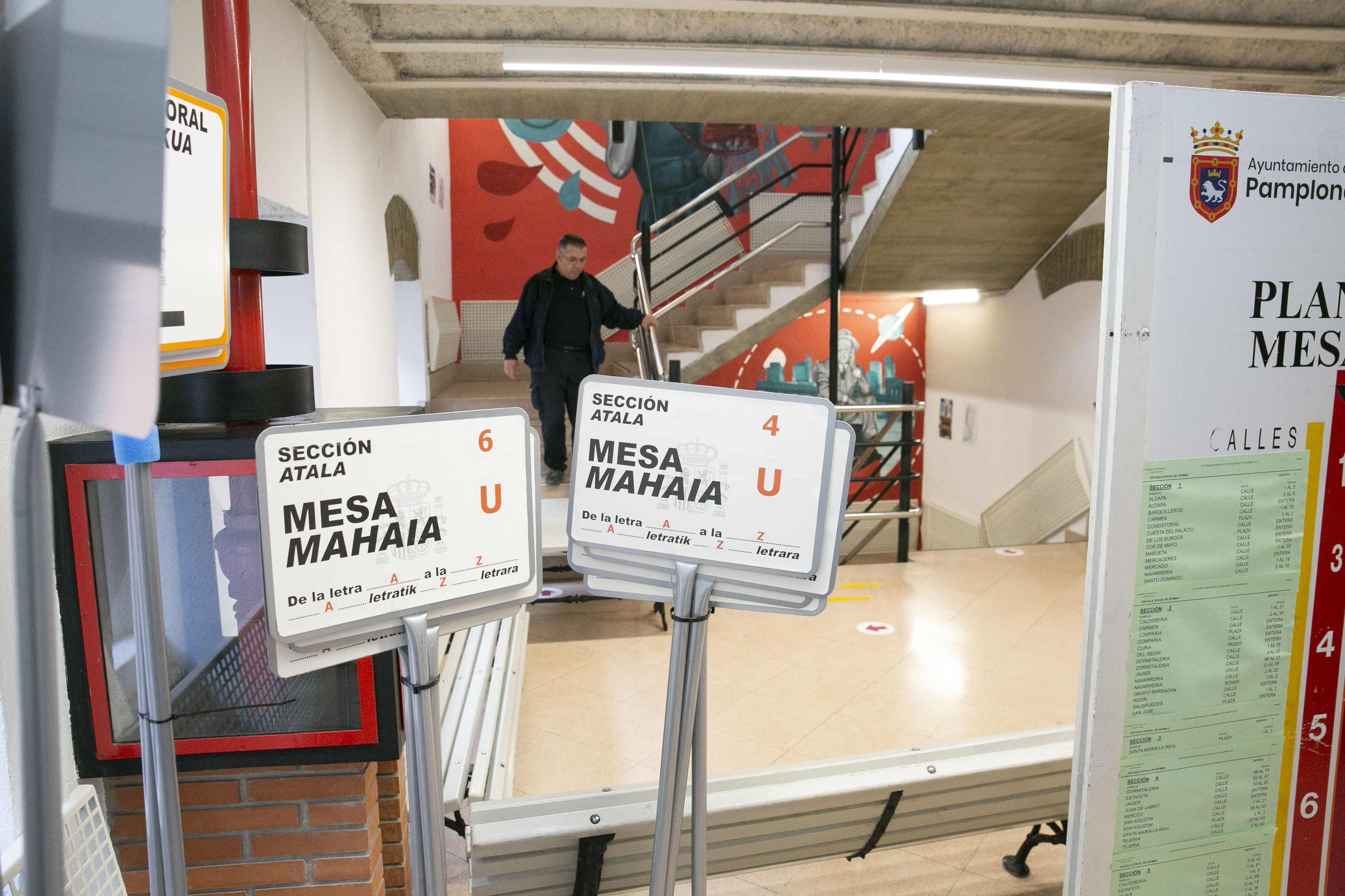Empleados municipales instalan los colegios electorales en Iruña. Empleados municipales instalan los colegios electorales en Iruña. Foto: Ayuntamiento de Pamplona