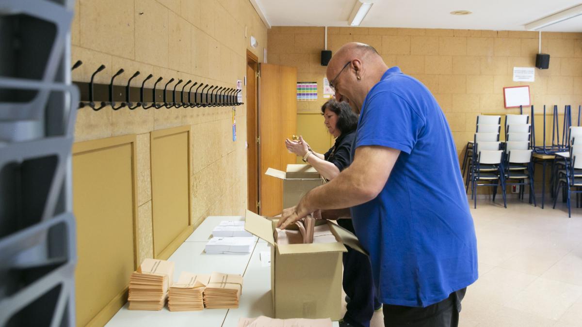 Empleados municipales instalan los colegios electorales en Iruña. Foto: Ayuntamiento de Pamplona