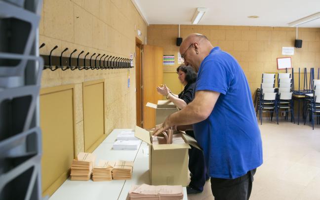 Empleados municipales instalan los colegios electorales en Iruña. Foto: Ayuntamiento de Pamplona