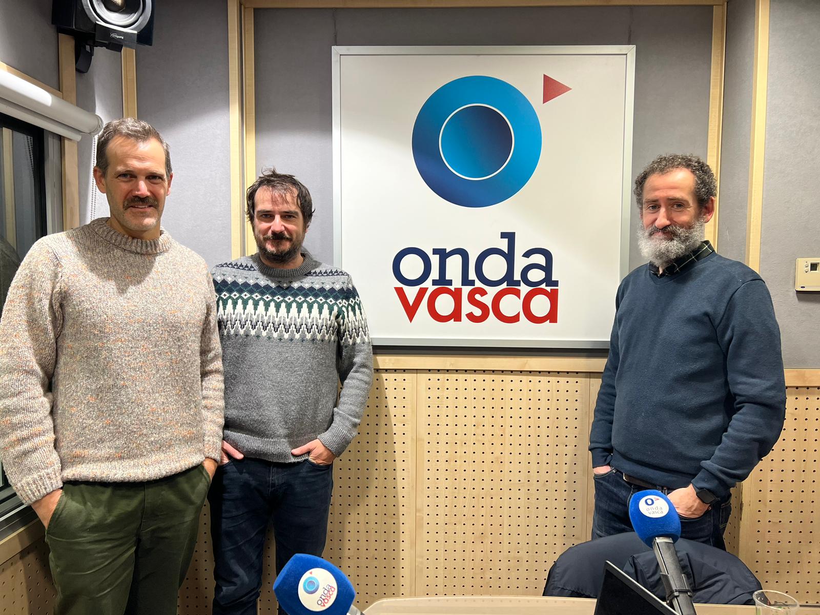 Jon Garaño, Aitor Arregi y Jose Mari Goenaga en los estudios de ONDA VASCA