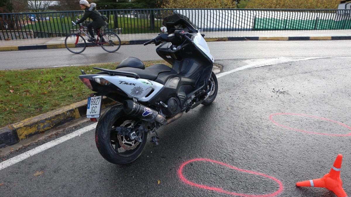 Agentes de Policía Foral, en el lugar del accidente. Javier Bergasa