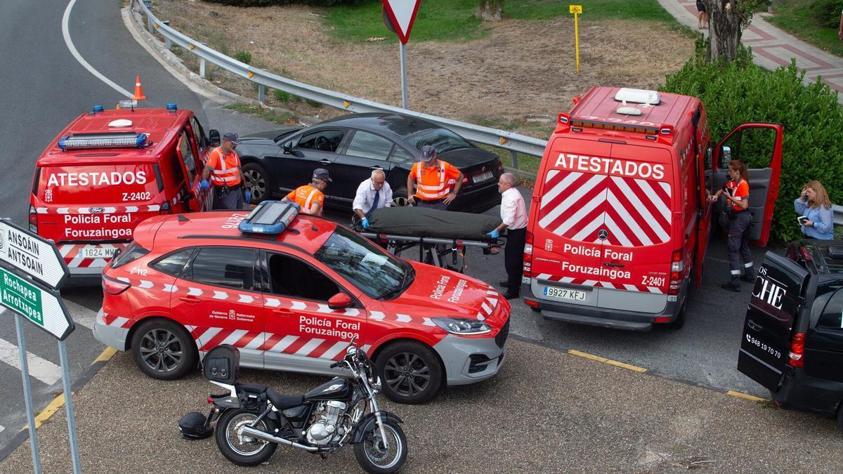 Fotos del lugar del accidente mortal de un motorista de 76 años en Ansoáin. Patxi Cascante