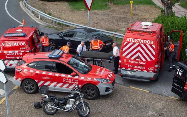 Fotos del lugar del accidente mortal de un motorista de 76 años en Ansoáin. Patxi Cascante