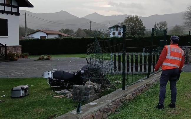 Un policía foral junto a la moto del fallecido. REDACCIÓN DDN