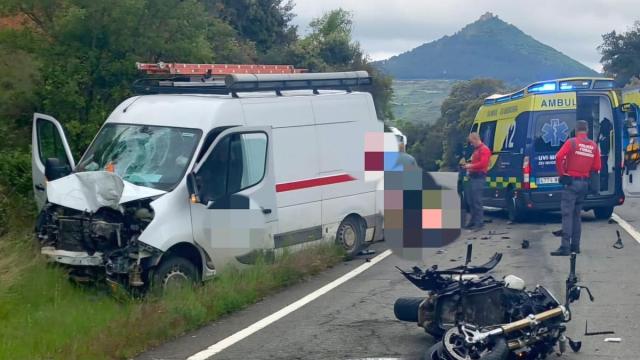 La motocicleta que conducía el fallecido, tras el impacto con la furgoneta. La motocicleta que conducía el fallecido, tras el impacto con la furgoneta.