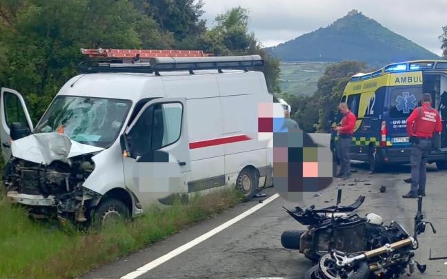 La motocicleta que conducía el fallecido, tras el impacto con la furgoneta. La motocicleta que conducía el fallecido, tras el impacto con la furgoneta.