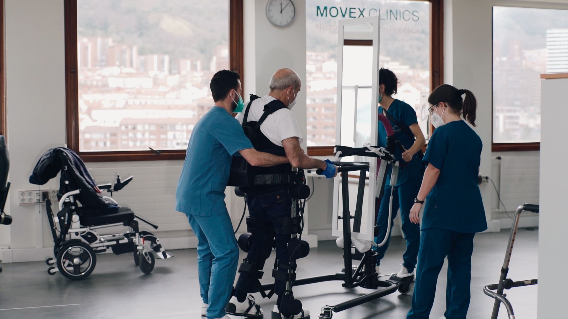 Uso de un exoesqueleto en una de las clínicas Movex