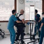 Uso de un exoesqueleto en una de las clínicas Movex