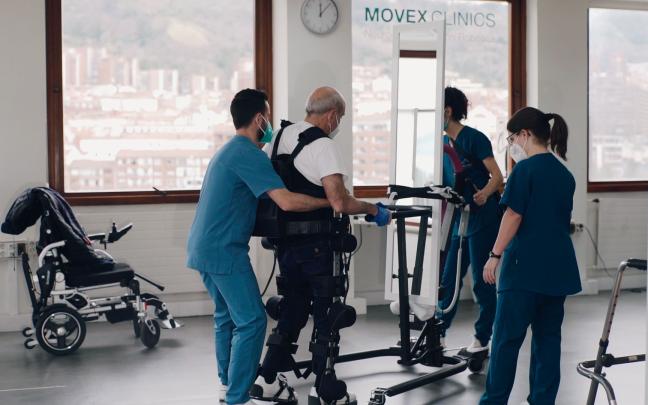 Uso de un exoesqueleto en una de las clínicas Movex