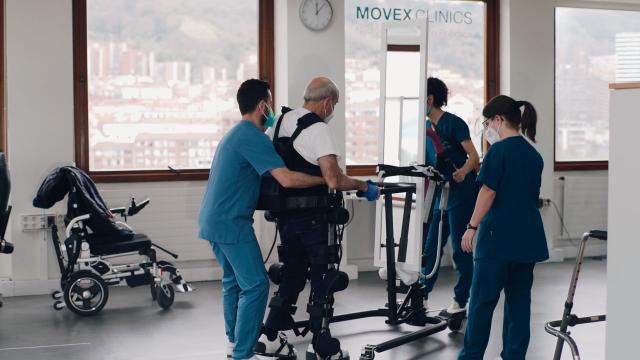 Uno de los pacientes con un exoesqueleto de Movex Clinics