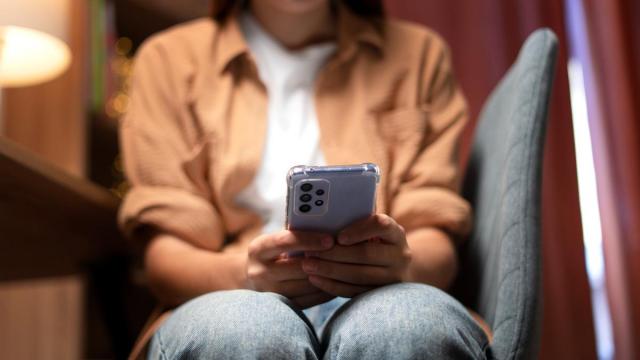 Una adolescente con un teléfono móvil. Freepik