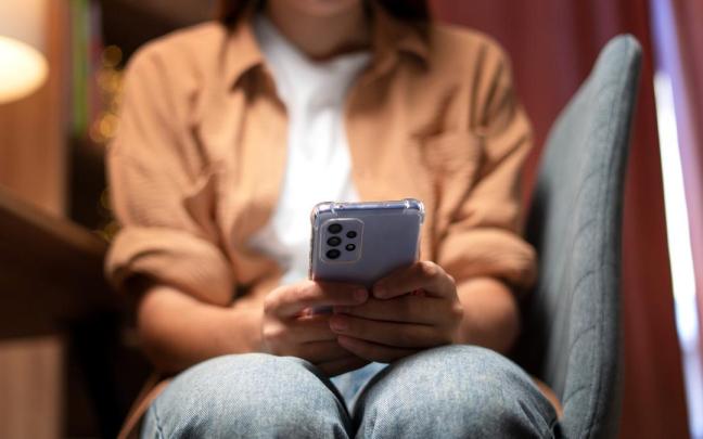 Una adolescente con un teléfono móvil. Freepik