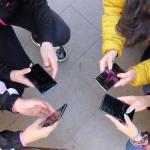 Un grupo de jóvenes miran sus teléfonos móviles | Europa Press