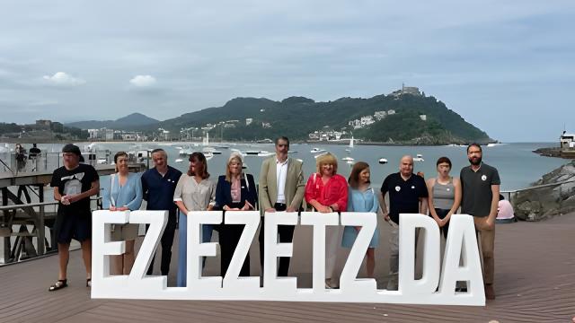 El alcalde de Donostia y la concejala de igualdad Cristina Lagé, entre otros, posando bajo el lema de 'ez ezetz da'
