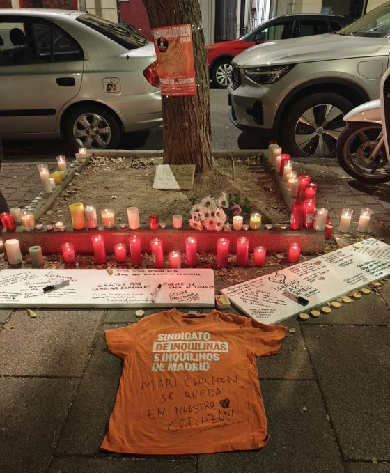 Velas y mensajes por la muerte de Maricarmen. Perfil de X del Sindicato de Inquilinas.