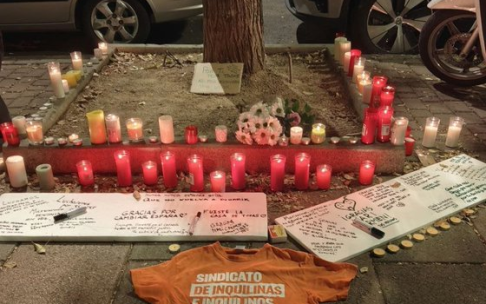 Velas y mensajes por la muerte de Maricarmen. Perfil de X del Sindicato de Inquilinas.