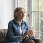 Mujer mayor con un teléfono inteligente en la mano