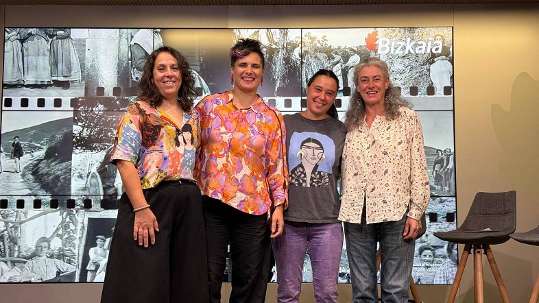 Arantza Atutxa, Nieves Martínez de Morentin, Lorea Momeñe y Amets Ladislao en el homenaje a las mujeres baserritarras de Bizkaia / DIPUTACIÓN DE BIZKAIA