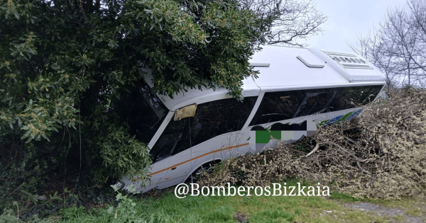 Autobús accidentado en Mundaka. BOMBEROS Y BOMBERAS DE BIZKAIA X
